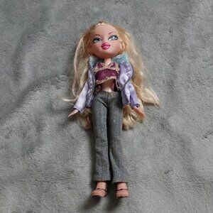 Bratz Girl Fashion Doll Cloe Long Blonde Hair Blue Eyes Outfit